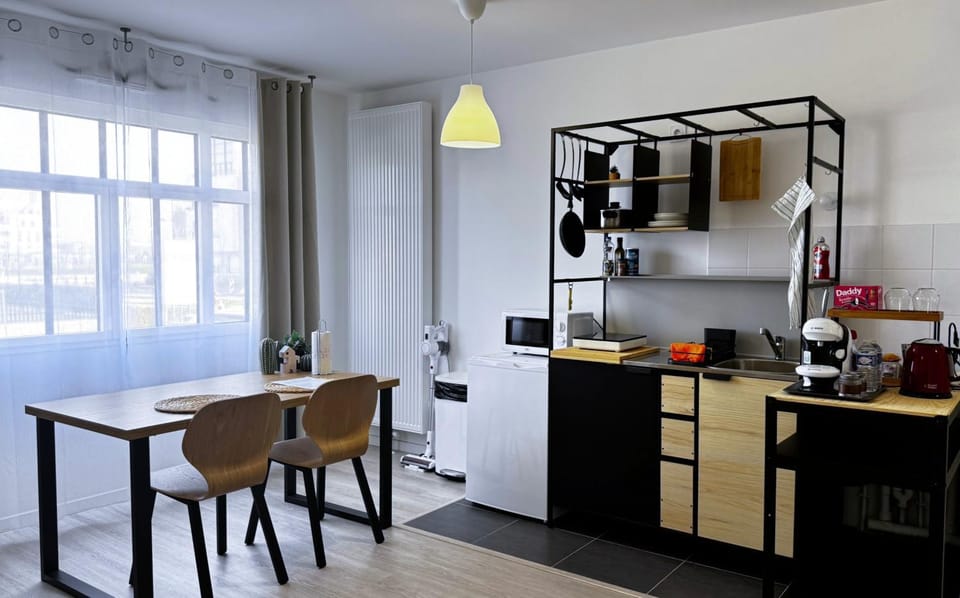 Coffee/tea facilities, Kitchen or kitchenette, Dining area, stove