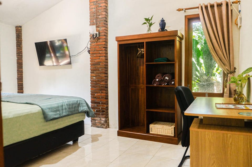 Bed, TV and multimedia, Bedroom, wardrobe