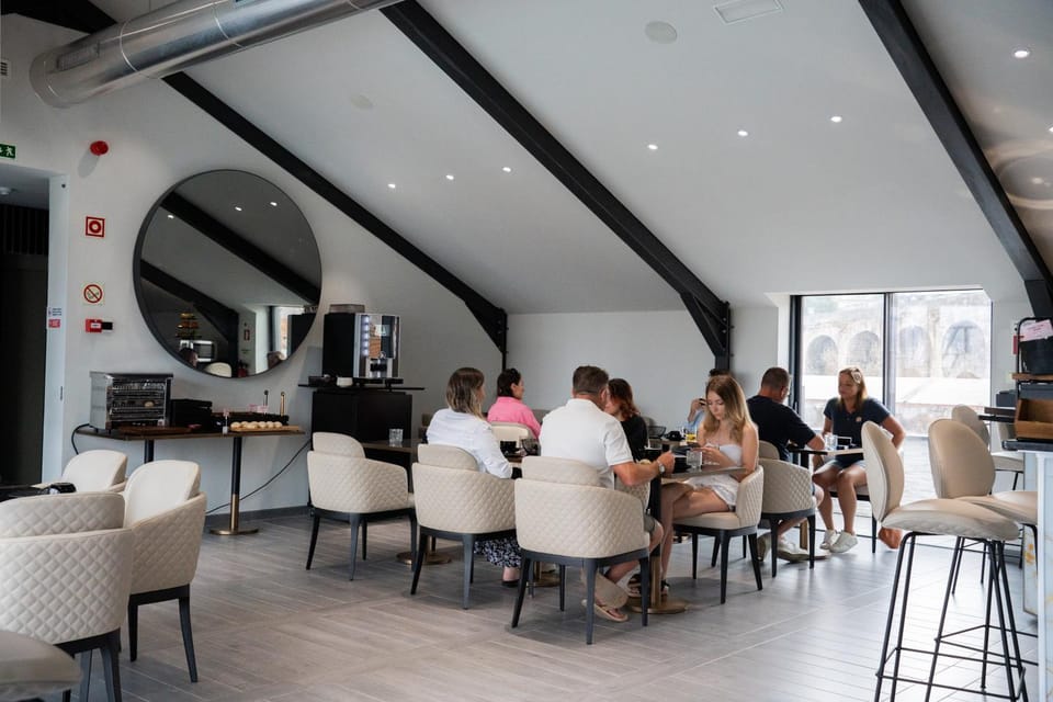 Restaurant/places to eat, Food and drinks, Buffet breakfast, group of guests
