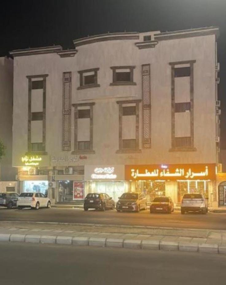 Property building, Neighbourhood, Street view, Location, Parking