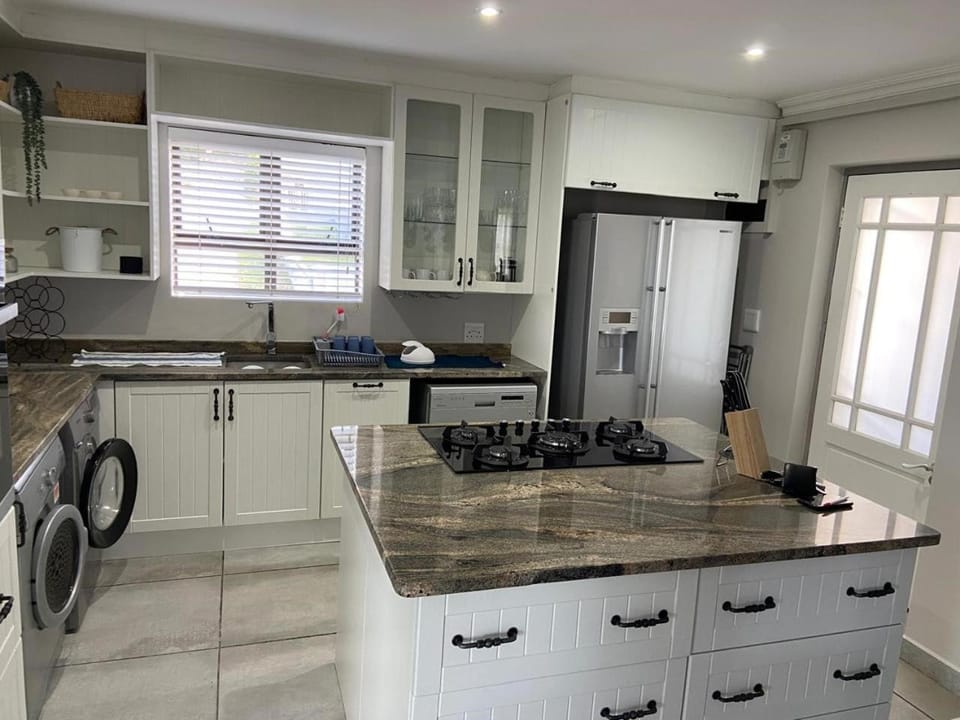 Kitchen or kitchenette, dishwasher, stove