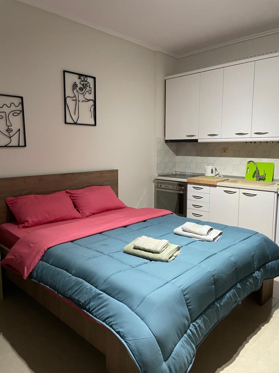 Photo of the whole room, Bedroom