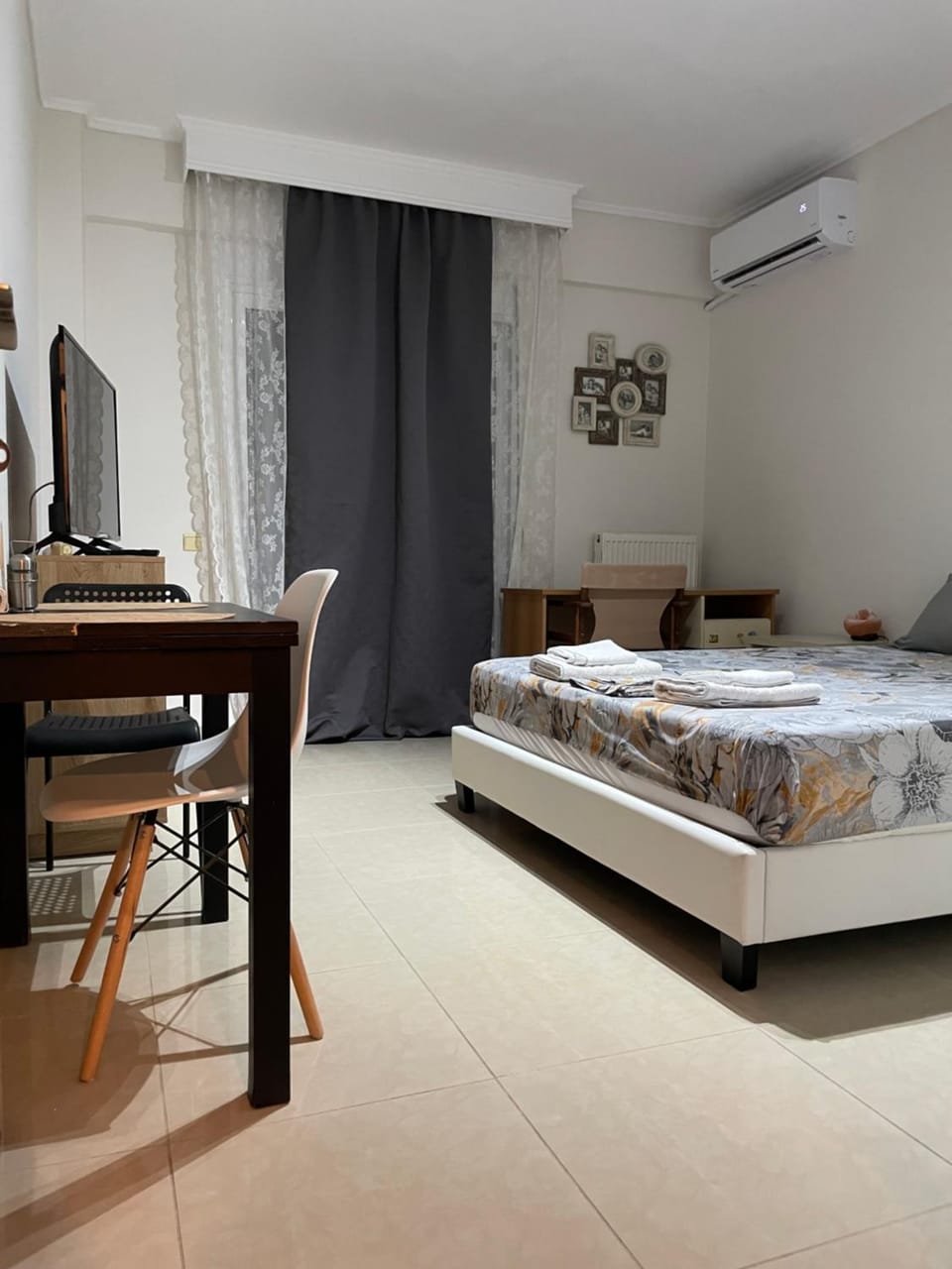 Bed, TV and multimedia, Photo of the whole room, air conditioner