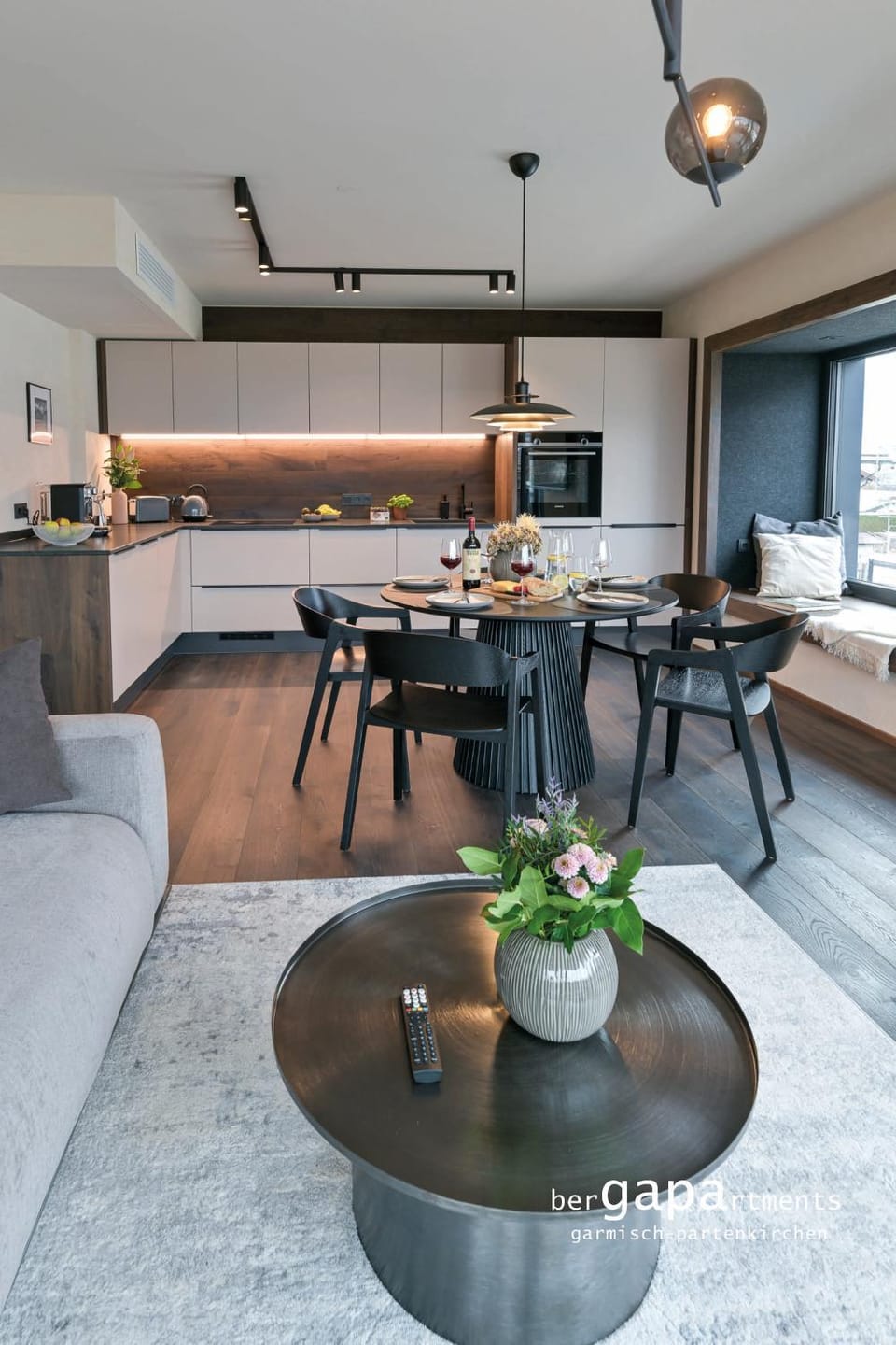 Kitchen or kitchenette, Seating area, Dining area, stove