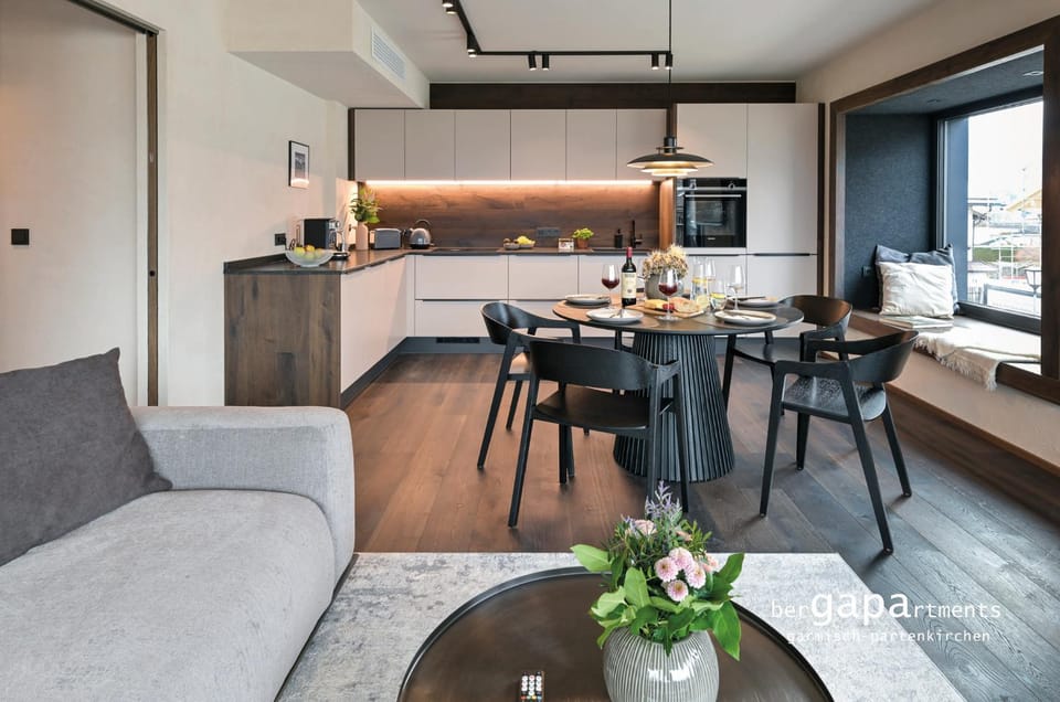 Kitchen or kitchenette, Living room, Seating area, Dining area