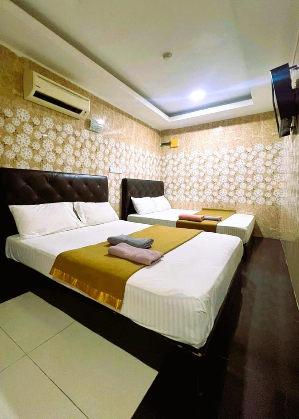 Bed, TV and multimedia, Living room, Photo of the whole room, Bedroom, towels, air conditioner