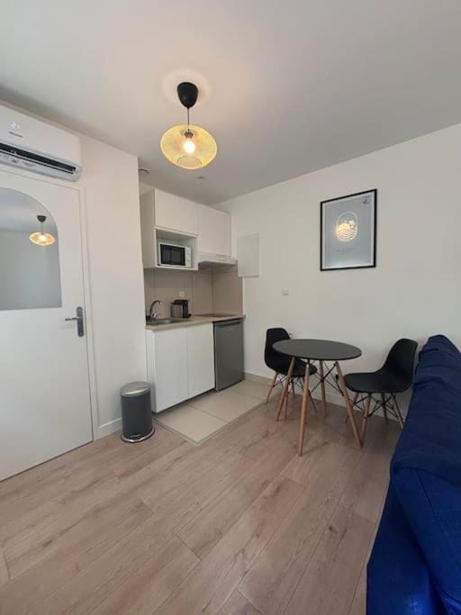 Kitchen or kitchenette, Seating area, stove