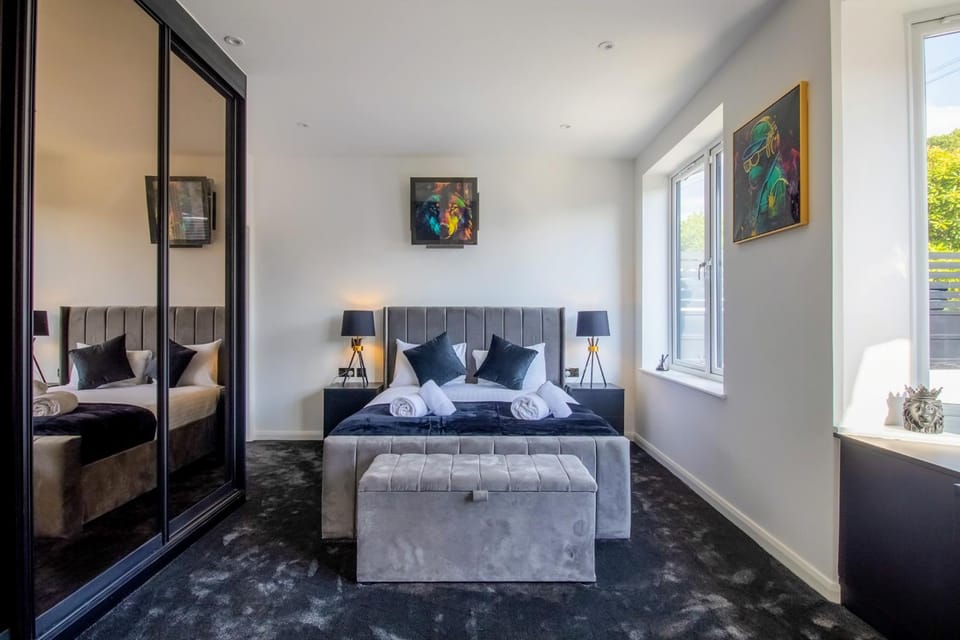 Luxury 4-Bedroom High-End Home, Includes Jacuzzi and Pool Table House in Pinner