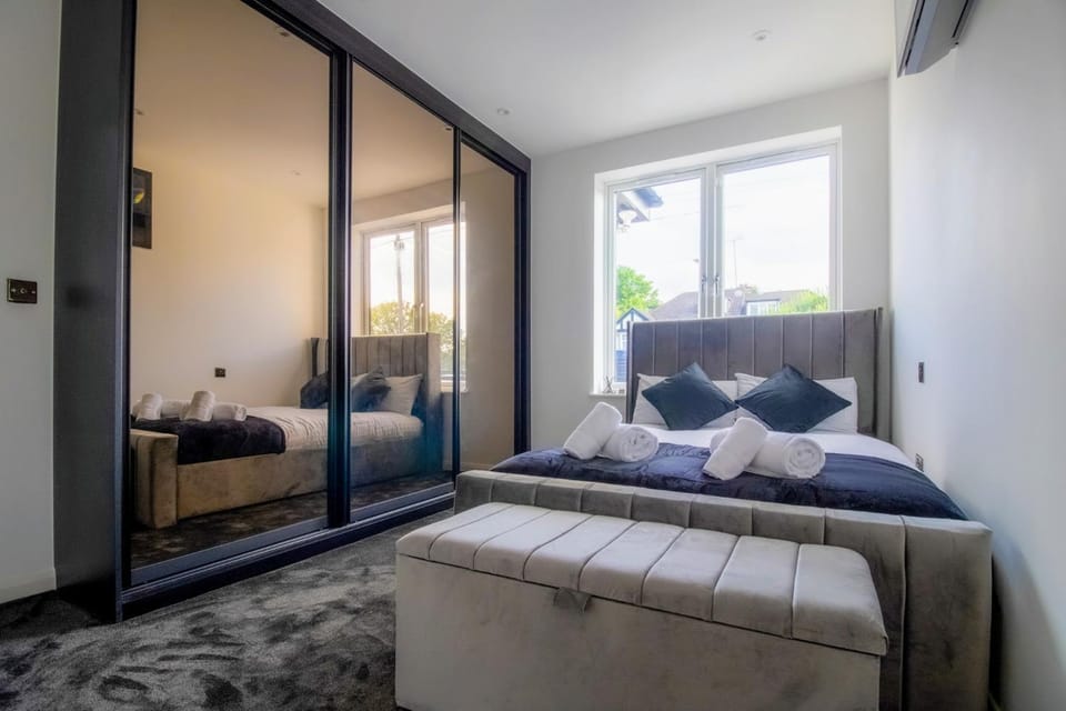 Luxury 4-Bedroom High-End Home, Includes Jacuzzi and Pool Table House in Pinner