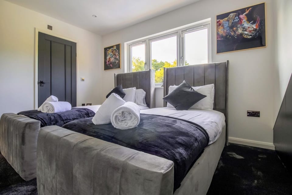 Luxury 4-Bedroom High-End Home, Includes Jacuzzi and Pool Table House in Pinner