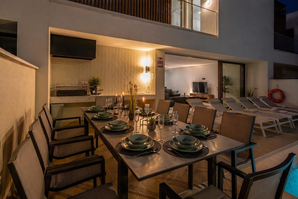 Balcony/Terrace, Swimming pool, Dinner