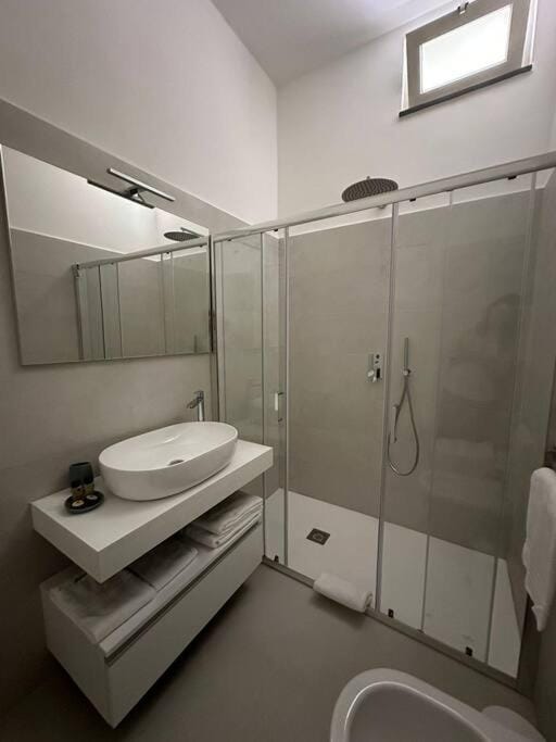 Shower, Toilet, Bathroom, towels