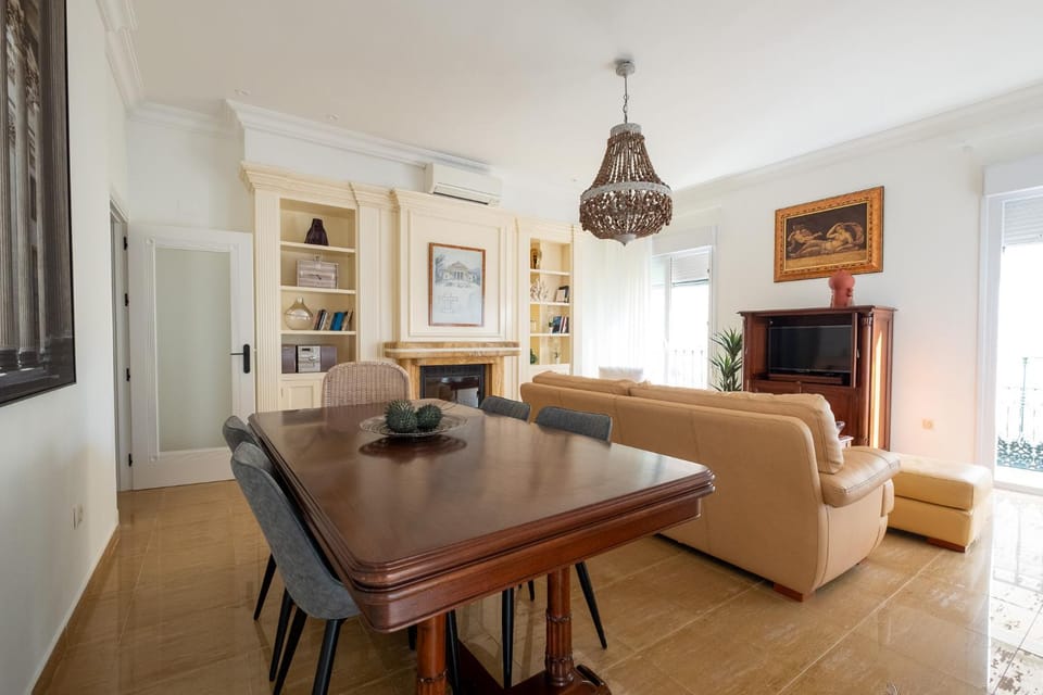 TV and multimedia, Seating area, Dining area, air conditioner