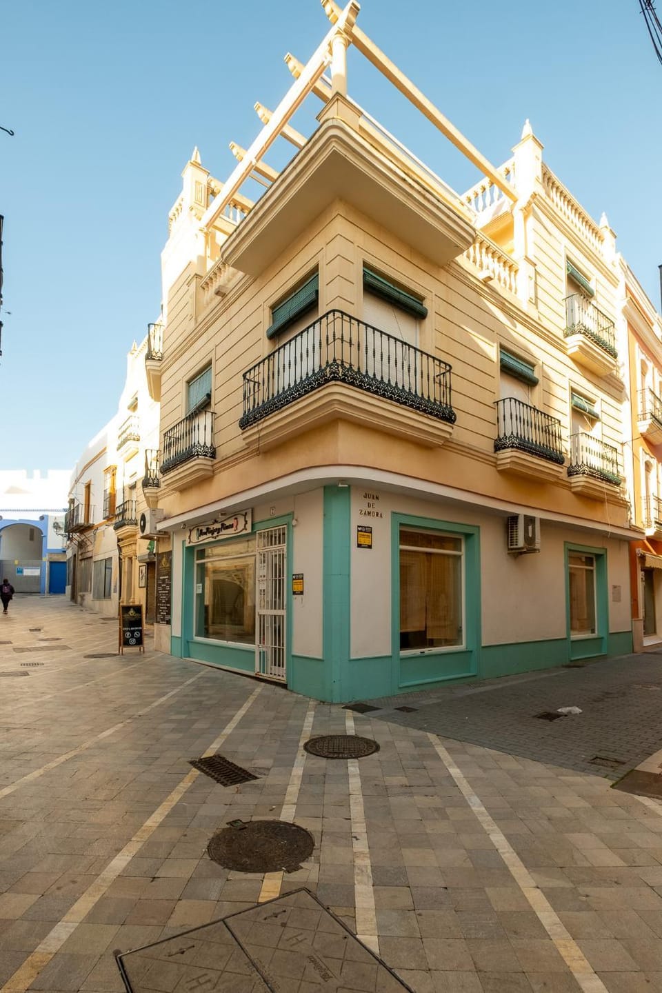 Property building, Street view, Location