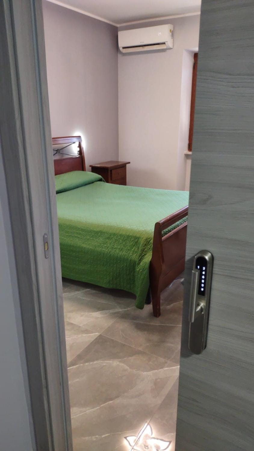 Bed, Photo of the whole room, Bedroom, air conditioner