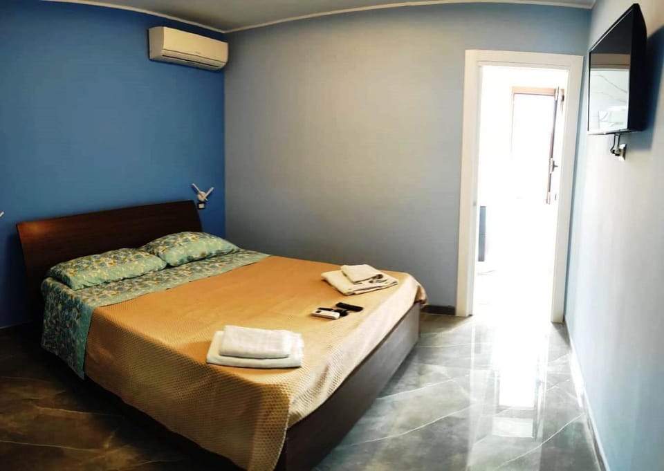 Bed, TV and multimedia, Photo of the whole room, Bedroom, towels, air conditioner