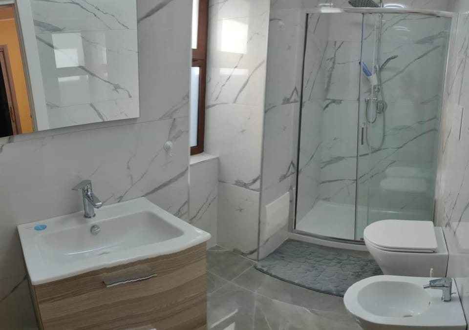 Shower, Toilet, Bathroom, towels