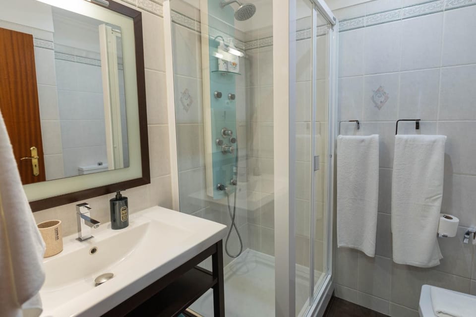 Shower, Toilet, Bathroom, towels