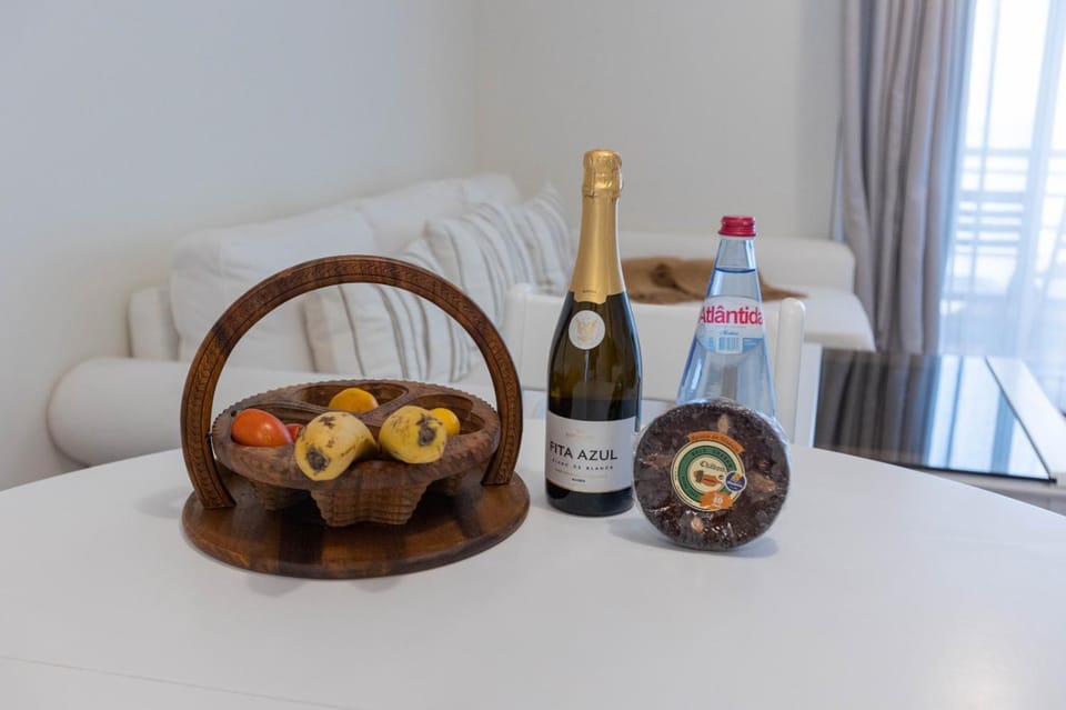 Bed, Food and drinks, Bedroom, Food, Drinks