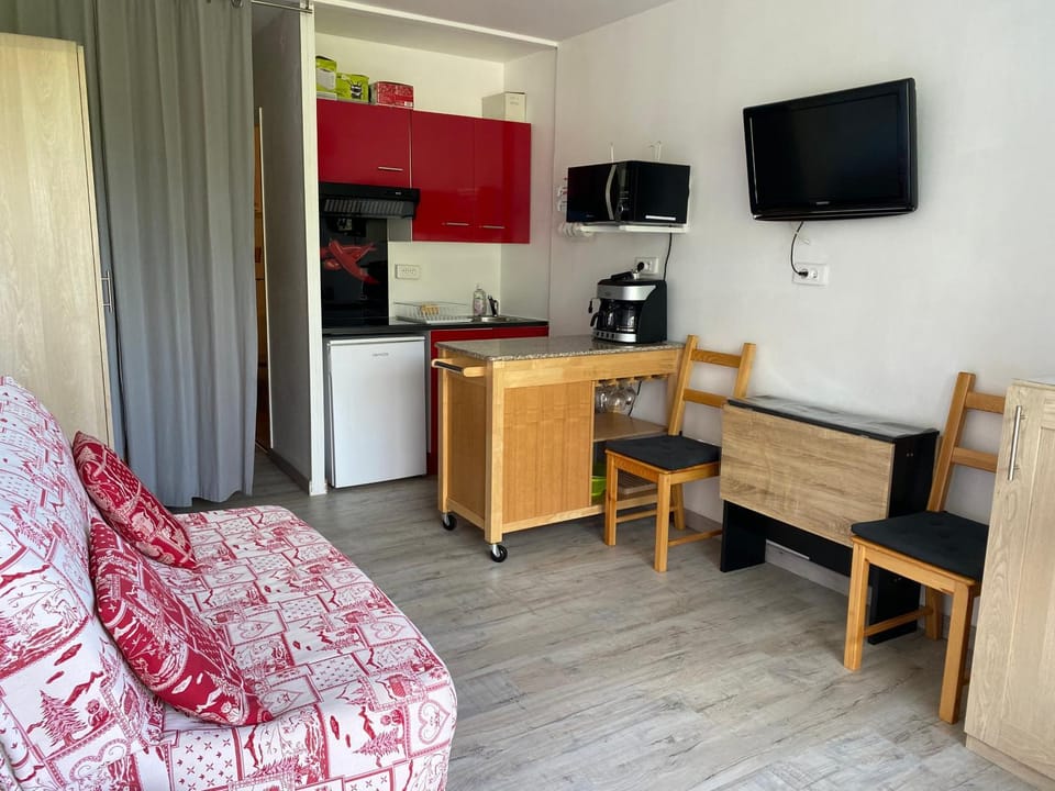 Communal lounge/ TV room, TV and multimedia, Coffee/tea facilities, Kitchen or kitchenette, Seating area, Dining area