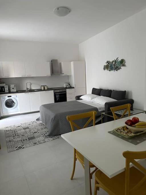 Kitchen or kitchenette, Seating area, Dining area, oven, stove