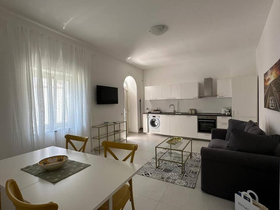 TV and multimedia, Kitchen or kitchenette, Living room, Seating area, Dining area
