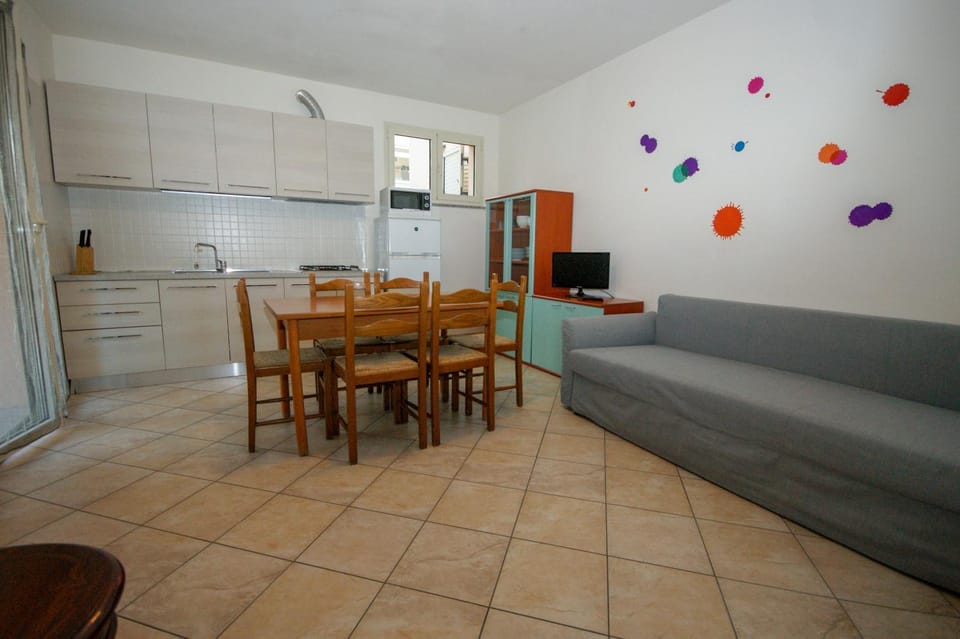 Kitchen or kitchenette, Living room, Seating area, Dining area, stove