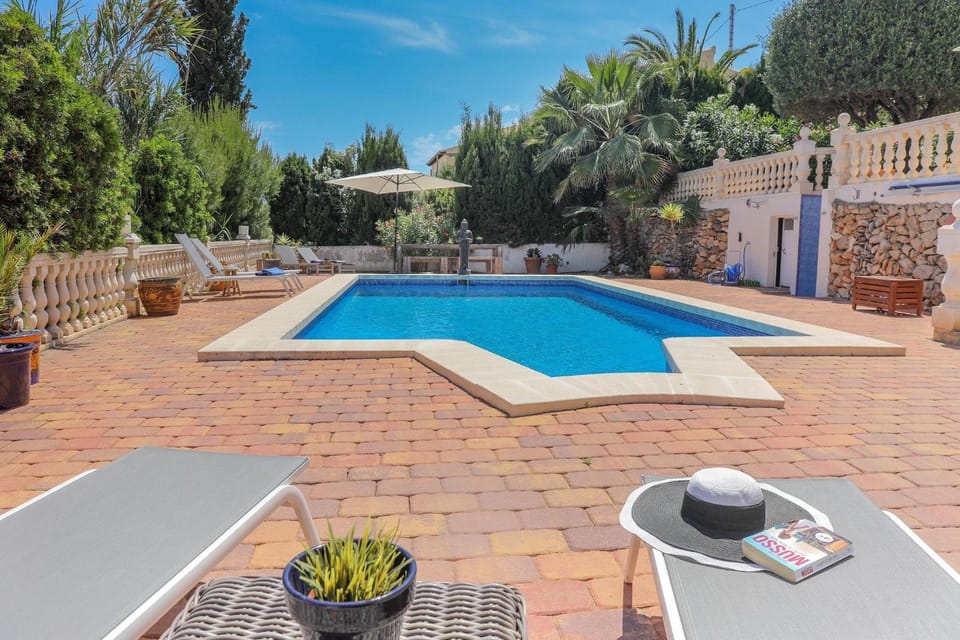 Property building, Patio, Day, Swimming pool, Swimming pool, sunbed