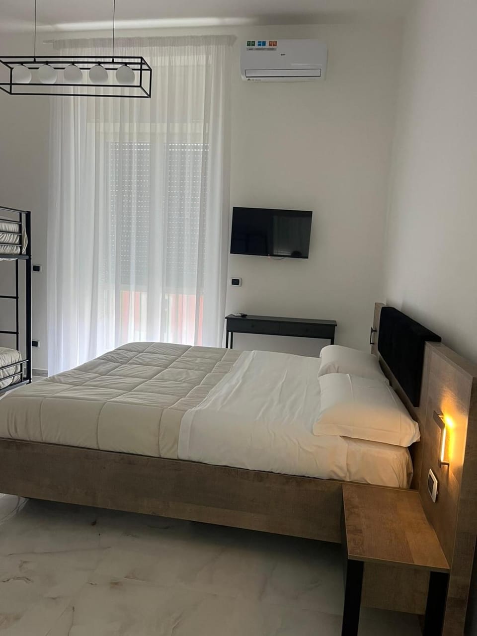 Bed, TV and multimedia, Photo of the whole room, Bedroom, air conditioner