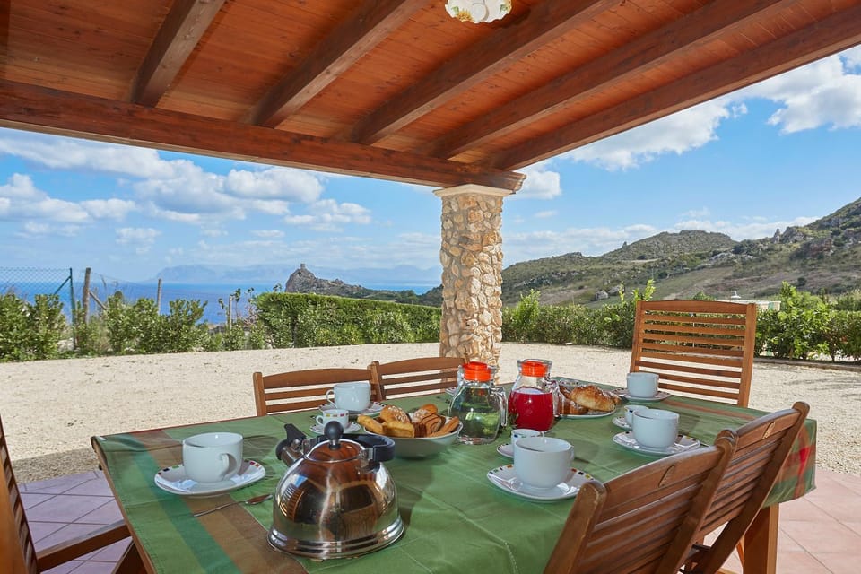 Property building, Communal lounge/ TV room, Facade/entrance, Bird's eye view, BBQ facilities, Garden, Library, Balcony/Terrace, Banquet/Function facilities, Floor plan, Beach, Communal kitchen, City view, Garden view, Mountain view, Pool view, Sea view, Street view, children, young children, older children, Family, Facility for disabled guests