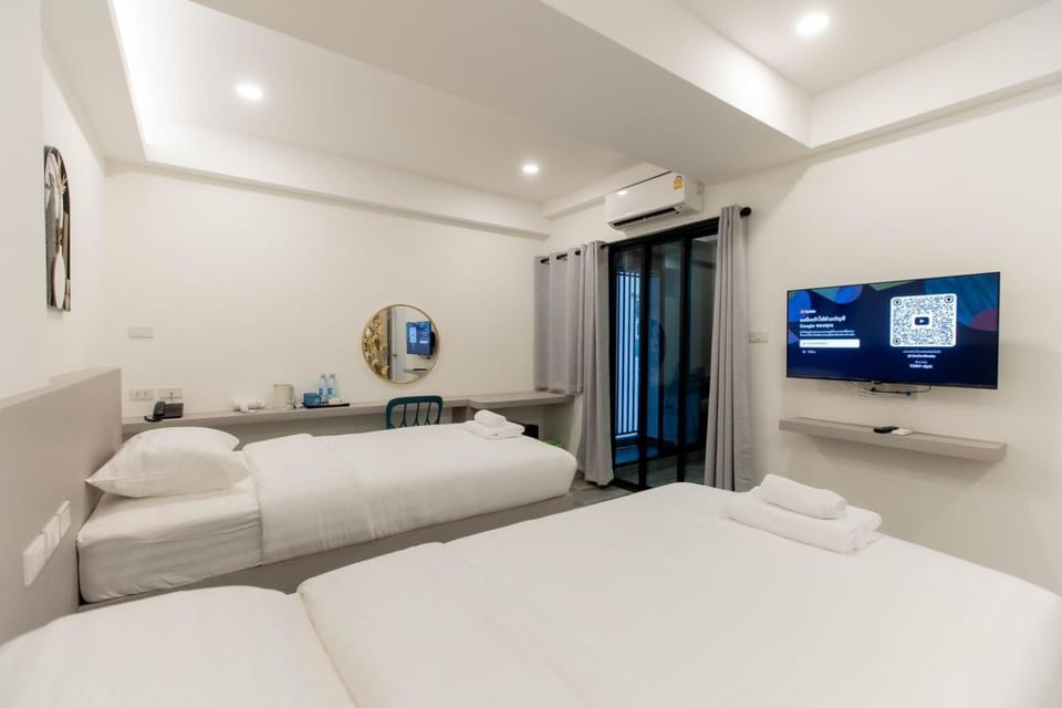 Bed, TV and multimedia, Photo of the whole room, Bedroom, towels, air conditioner