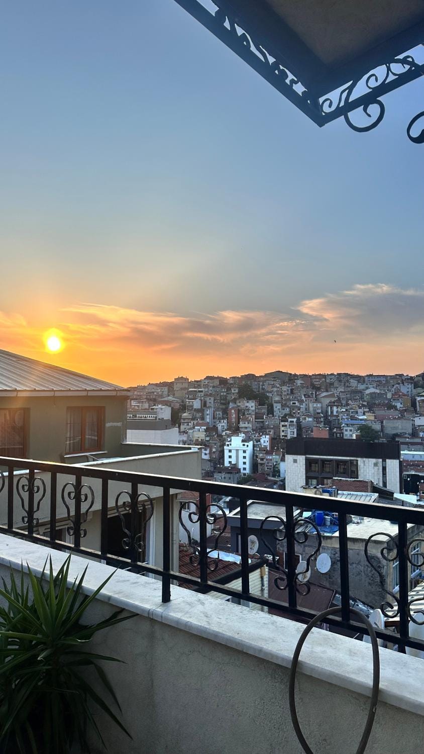 Balcony/Terrace, City view, Quiet street view