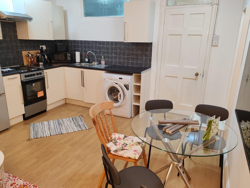 Two bedroom apartment in Queensway, London W2, Apartment in City of Westminster