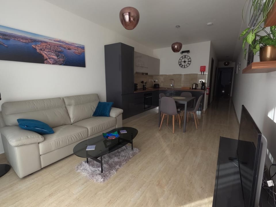 Kitchen or kitchenette, Living room, Seating area, Dining area