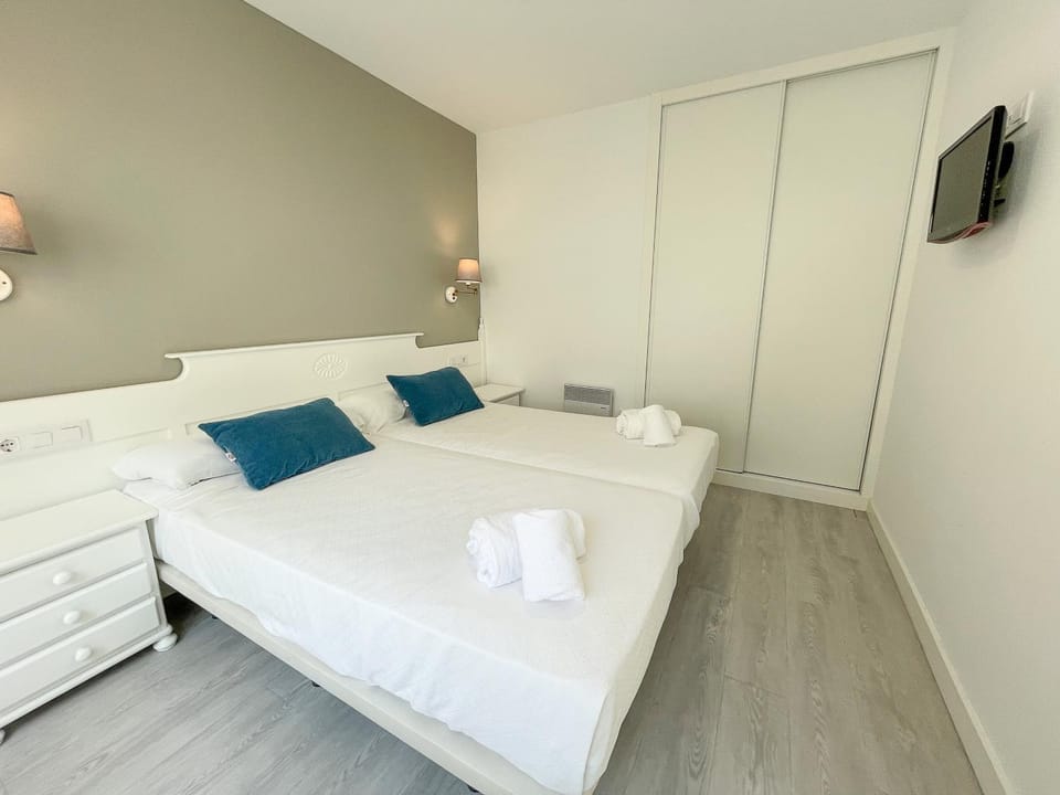Bed, TV and multimedia, Photo of the whole room, Bedroom, towels