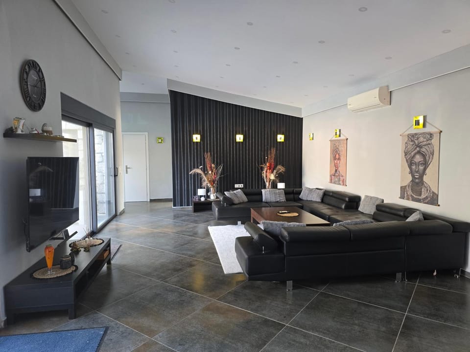 TV and multimedia, Living room, Seating area, group of guests