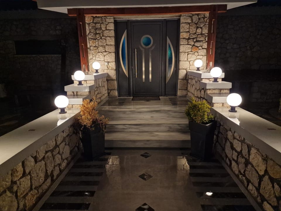 Property building, Facade/entrance, Night