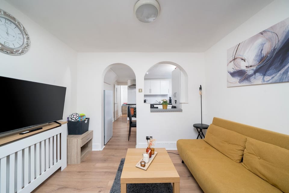 Communal lounge/ TV room, TV and multimedia, Living room, Seating area, Evening entertainment