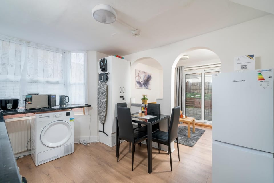 Coffee/tea facilities, Kitchen or kitchenette, Seating area, Dining area, dishwasher, oven, pet friendly, stove, toaster, washing machine, dryer