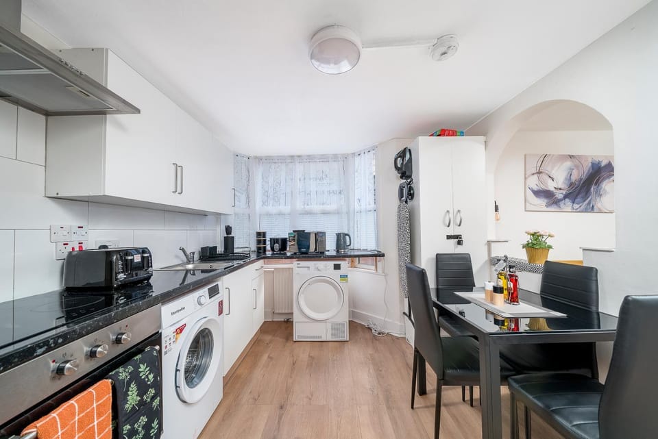 Coffee/tea facilities, Kitchen or kitchenette, Dining area, dishwasher, stove, toaster, washing machine