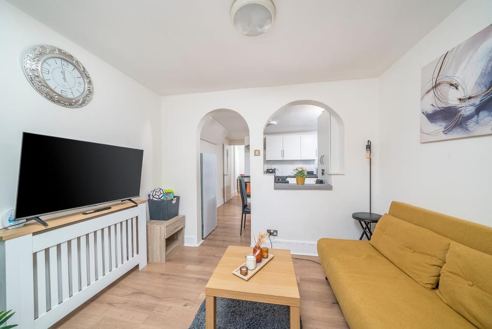 Communal lounge/ TV room, TV and multimedia, Living room, Seating area, Evening entertainment