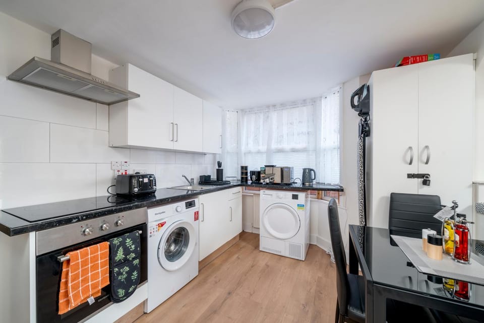 Coffee/tea facilities, Kitchen or kitchenette, minibar, stove, toaster