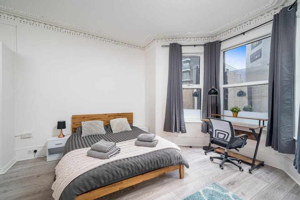 Bed, Photo of the whole room, Seating area, Bedroom, towels