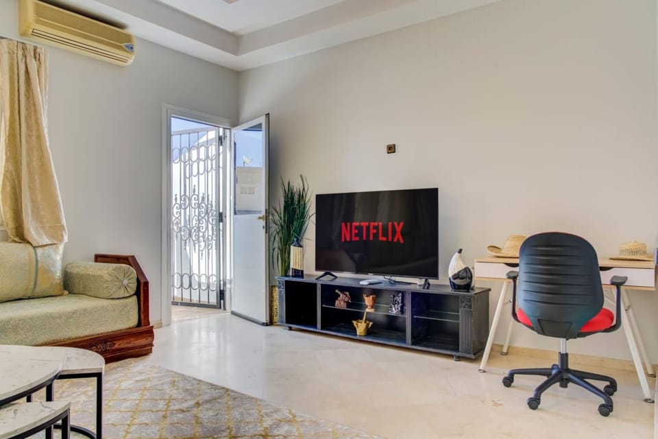 Communal lounge/ TV room, Seating area, air conditioner