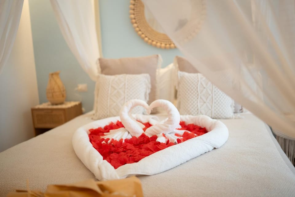 Bed, Bedroom, towels