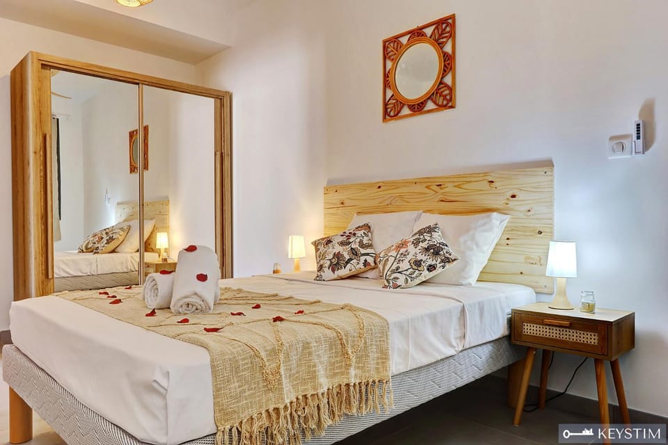 Bed, Bedroom, towels, wardrobe