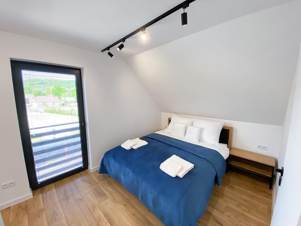 Bed, Photo of the whole room, Bedroom, towels