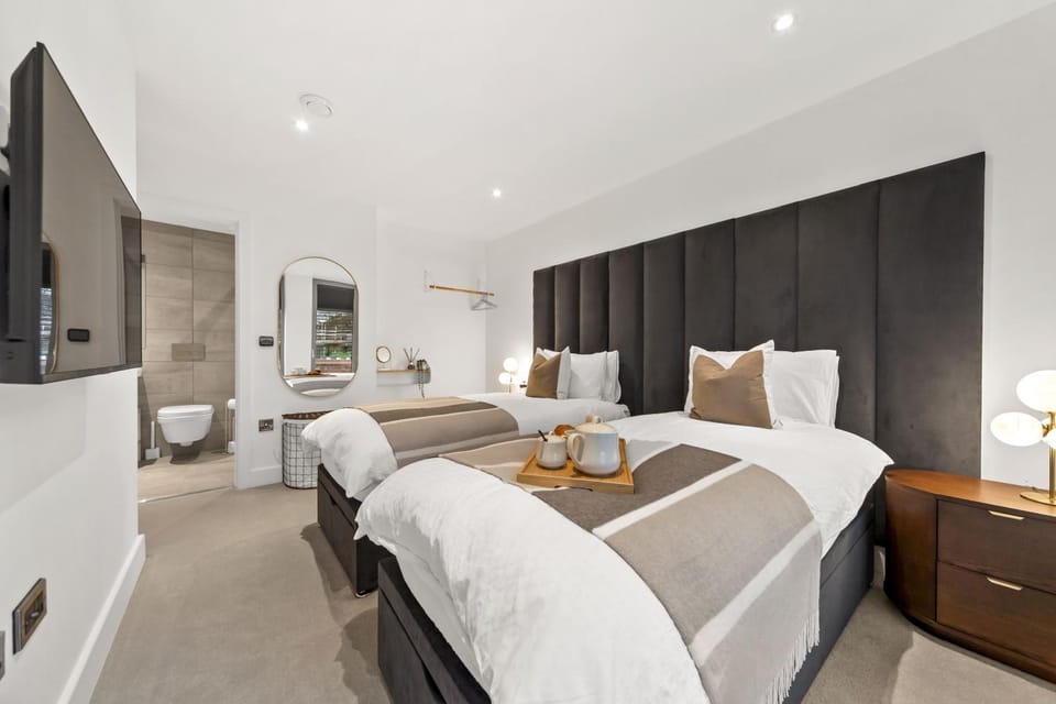 Bed, TV and multimedia, Bedroom