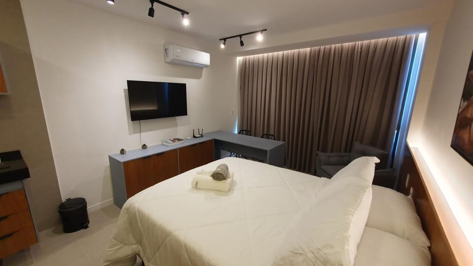 Bed, TV and multimedia, Photo of the whole room, Bedroom, towels