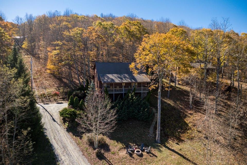 Cabin with amazing long-range mountain views, hot tub, fire pit, EV connection Cabin in Brushy Fork